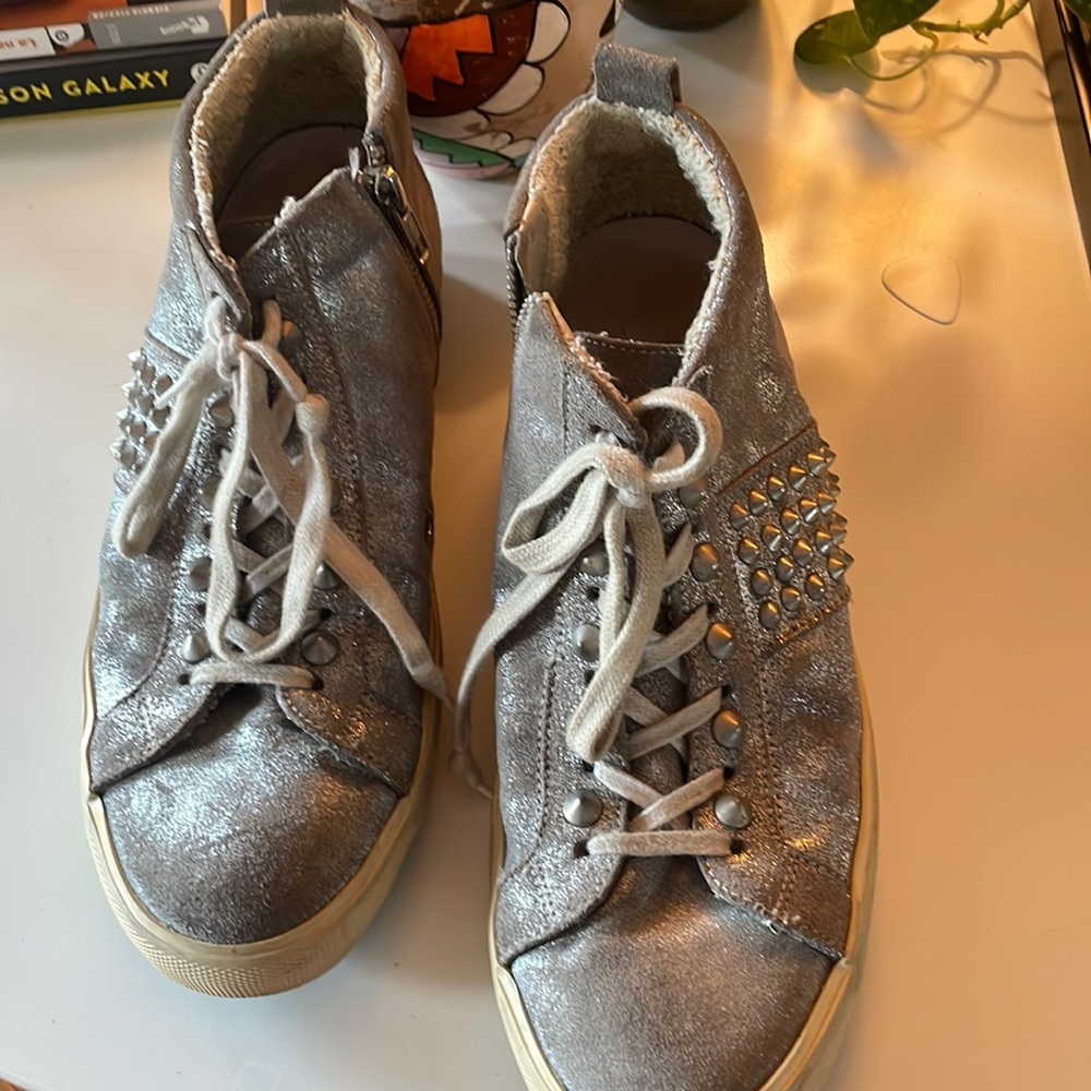 Leather crown metallic silver and studs sneakers